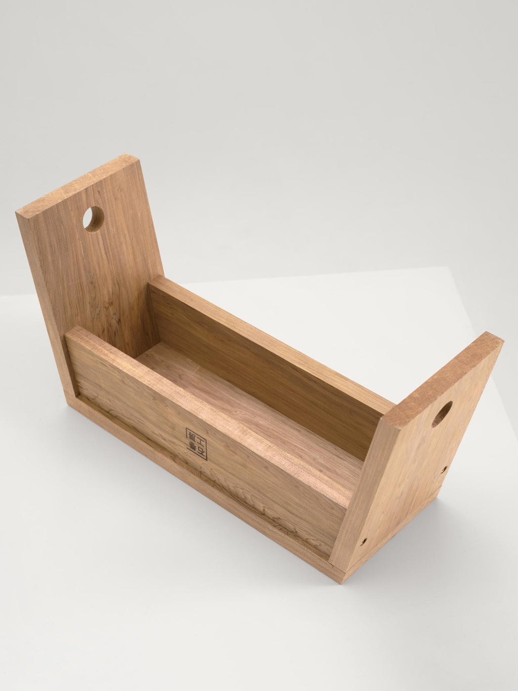 【ソラン】スツール 90周年モデル「スツール 60 Sleeping Beauty − 眠れる森」 – Artek